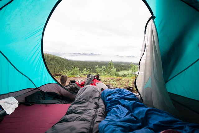 Camping en tente à la montagne